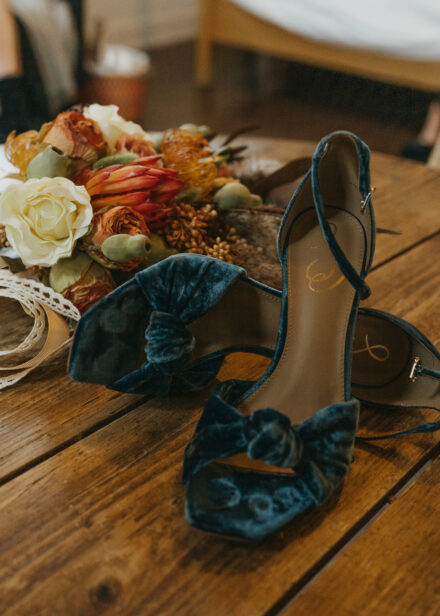 Blue velvet heels contrast perfectly with an autumn-hued floral bouquet.